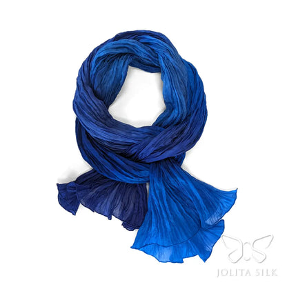 Ryškiai mėlynas glamžyto šilko šalis